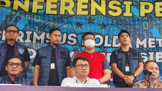 MIML sudah ditangkap polisi dan digelandang petugas ke hadapan awak media dalam konferensi pers maling QRIS kotak amal masjid. (Foto: Twitter)