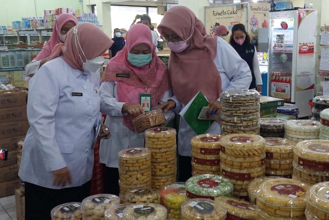 Tim gabungan saat melakukan inspeksi mendadak (sidak) di sebuah toko swalayan di Kota Probolinggo. (Foto: Ikhsan Mahmudi/Ngopibareng.id)