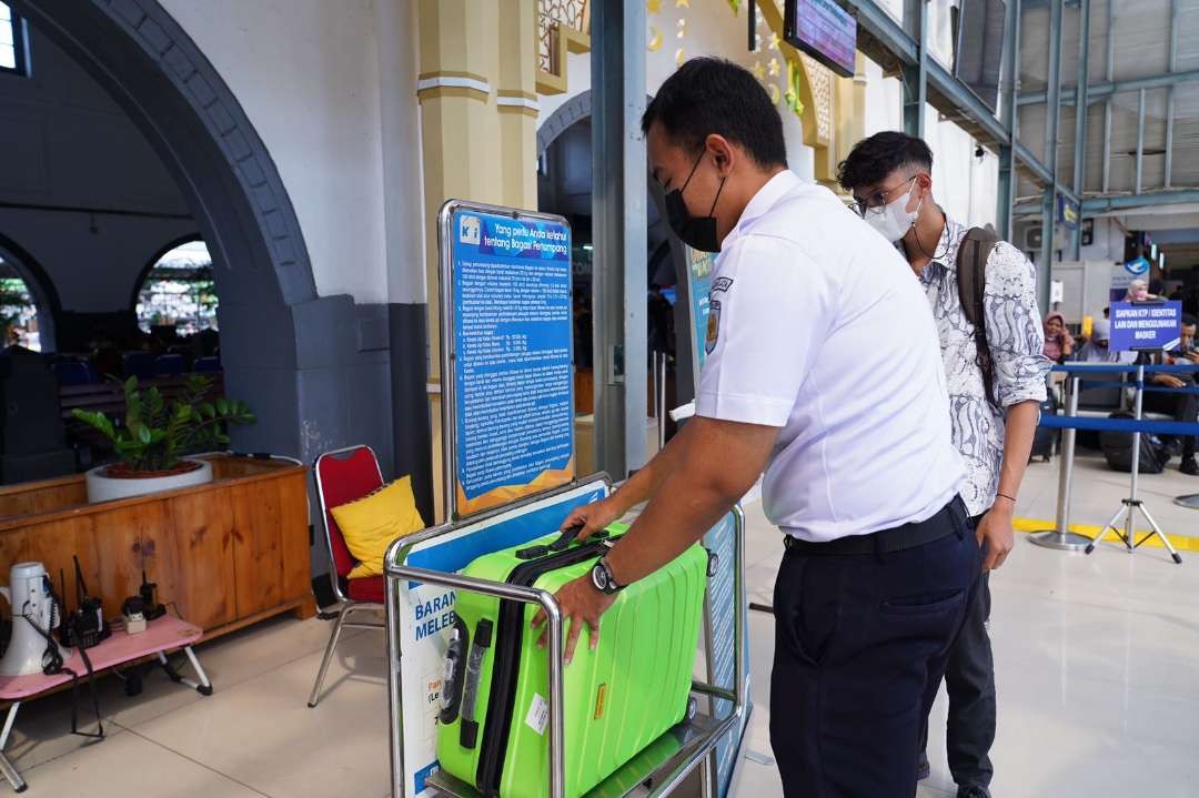 Penghitungan bagasi pemudik sebelum perjalanan mudik menggunakan KA. (Foto: Ist)