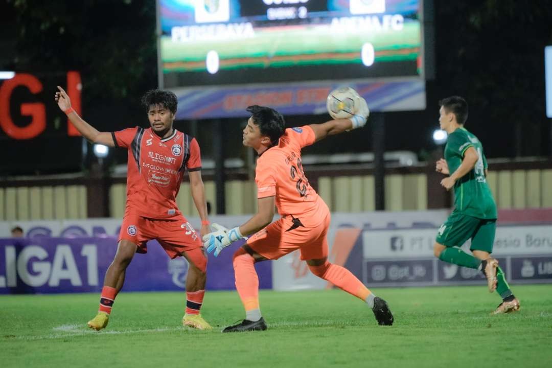 Penampilan Kiper Ernando Ari (kanan) saat melawan Arema, Selasa 11 April 2023. (Foto: Persebaya)