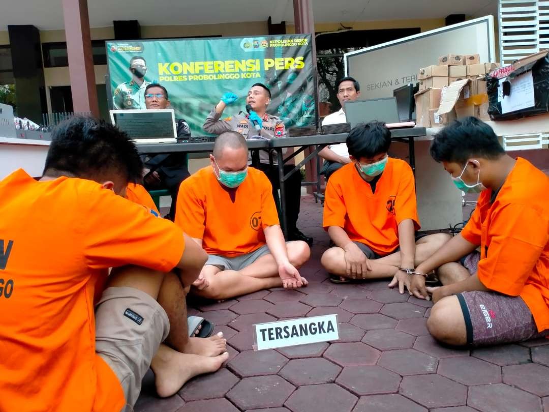 Enam anggota sindikat pemanipulasi nomor perdana ponsel bersama Kapolres Probolinggo Kota, AKBP Wadi Sa’bani saat rilis di hapadan wartawan. (Foto: Ikhsan Mahmudi/Ngopibareng.id)