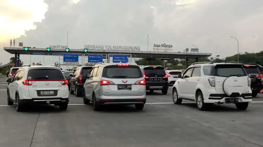 Situasi Gerbang Tol Warugunung, Sabtu 7 Mei 2022 sore. (Foto: dokumentasi Fariz Yarbo/Ngopibareng.id)