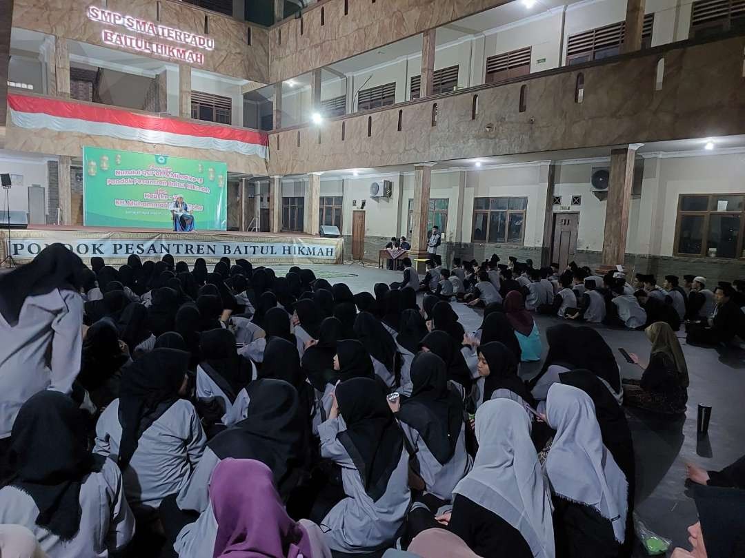 Para santri lakukan kajian Al-Quran, sebagai bagian program Pesantren Baitul Hikmah, Depok, Jawa Barat. (Foto: munawir aziz)