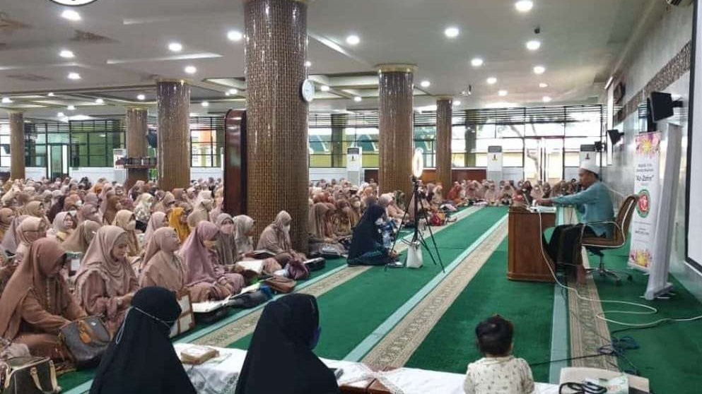 Ust Ma'ruf Khozin saat memberi materi pengajian di depan kaum Muslimah di Masjid Agung Sidoarjo, Jawa Timur. (Foto: ust maruf khozin)