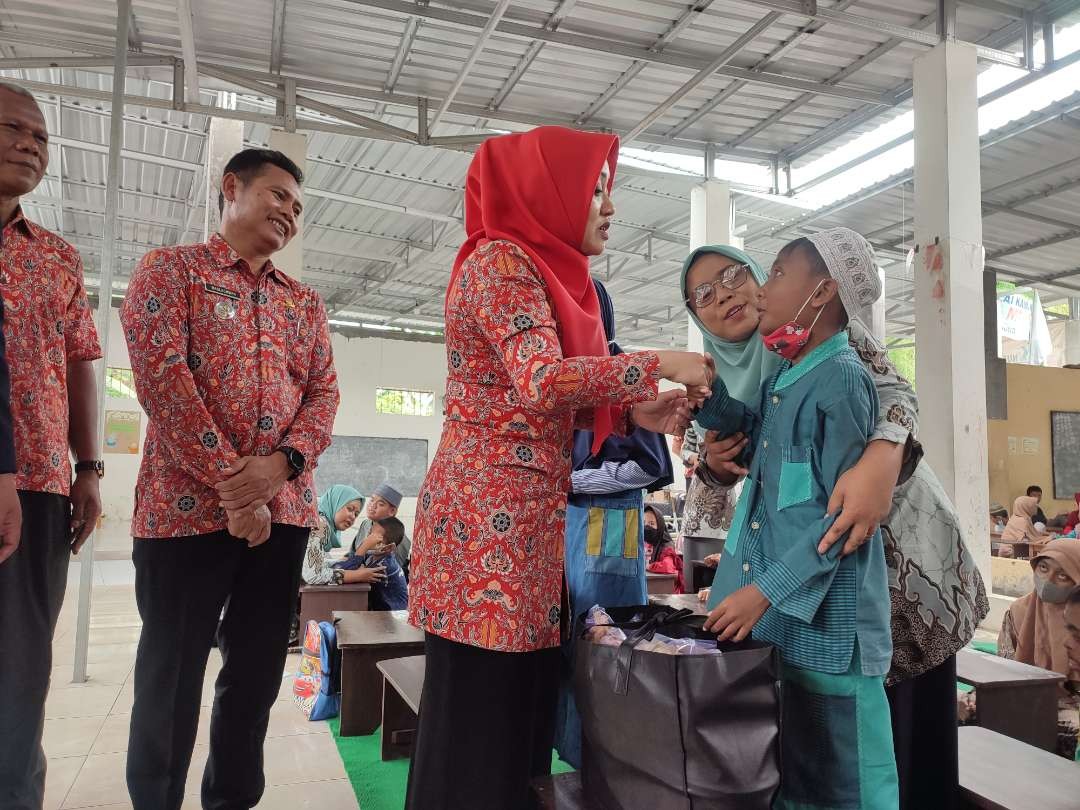 Keceriaan pelajar SLB saat bertemu Bupati Mojokerto.(Foto Deni Lukmantara/Ngopibareng.id)