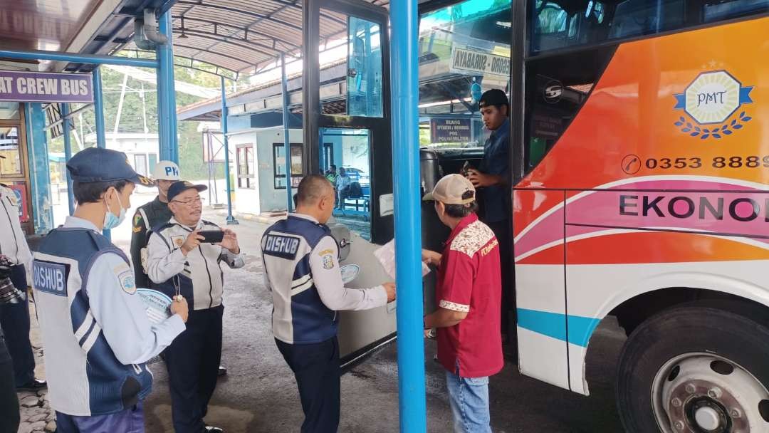 Sejumlah kendaraan yang masuk di Terminal Lamongan langsung dilakukan ram check. (Foto: Istimewa)