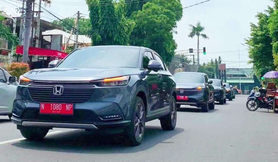 Mobil-mobil dinas milik Pemkab Probolinggo ini dilarang digunakan untuk mudik lebaran. (Foto: Ikhsan Mahmudi/Ngopibareng.id)