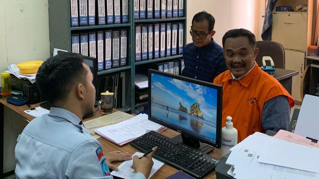 Kanwil Kemenkumham Jatim menerima pelimpahan satu tahanan KPK. Rusdi terjerat TT KPK di Surabaya pada Rabu, 14 Desember 2022 malam. (Foto: Dok. Kanwi Kemenkumham Jatim)