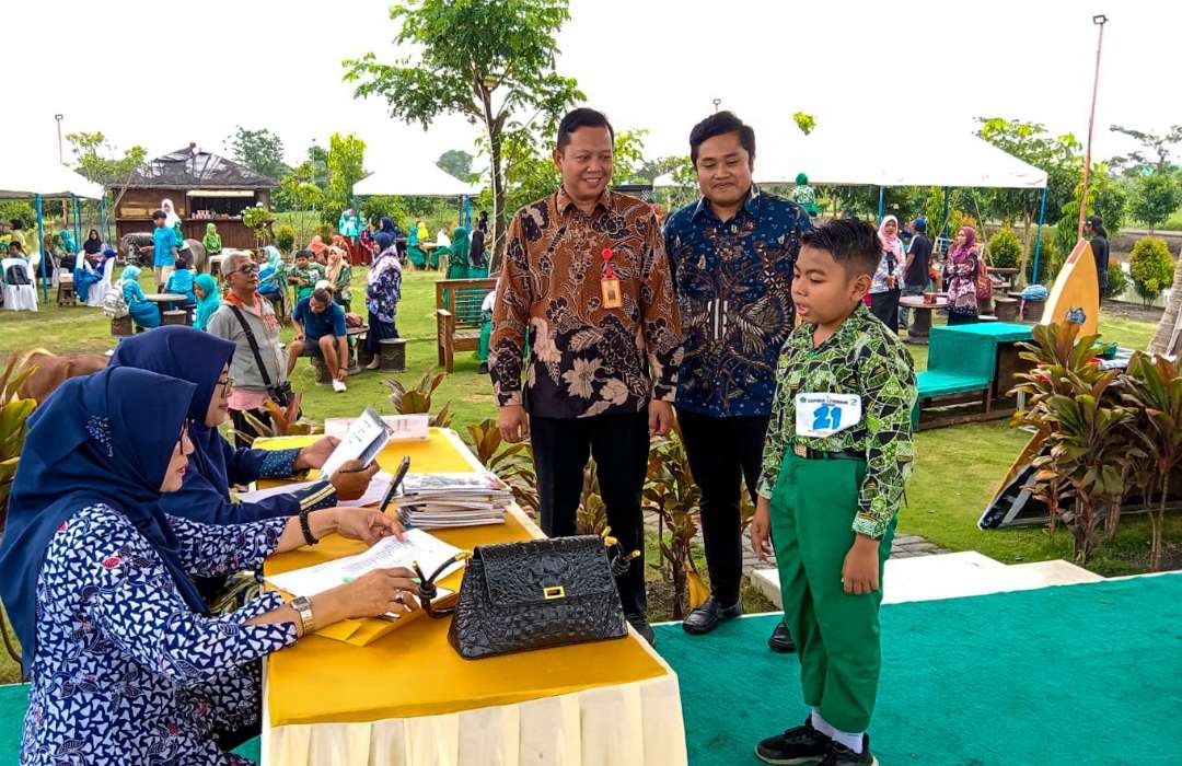 Siswa SD di Sidoarjo ikuti lomba literasi di tempat wisata (Foto: Aini/Ngopibareng.id)