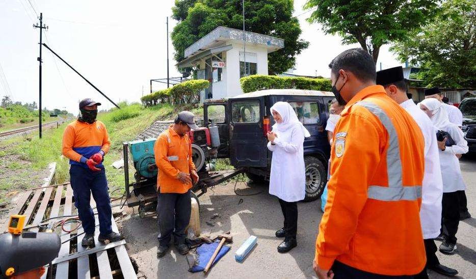 Bupati Banyuwangi Ipuk Fiestiandani melihat perbaikan di perlintasan kereta api Argopuro. (Foto: Humas Pemkab Banyuwangi)