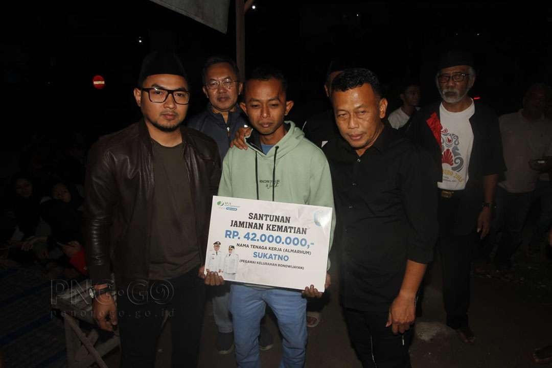 Jam kerja Bupati Ponorogo Sugiri Sancoko seolah tak berbatas selama Ramadan. Termasuk saat menyerahkan BPJS ke warga saat waktu sahur, Rabu 12 April 2023. (Foto: dok. Kominfo Ponorogo)