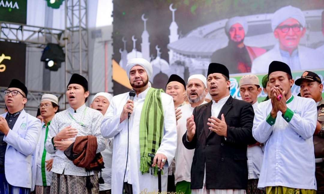 Habib Syech bin Abdul Qodir Assegaf dalam kegiatan Satu Abad NU, dipenuhi Shalawat Nabi. (Foto:adi/ngopibareng.id)