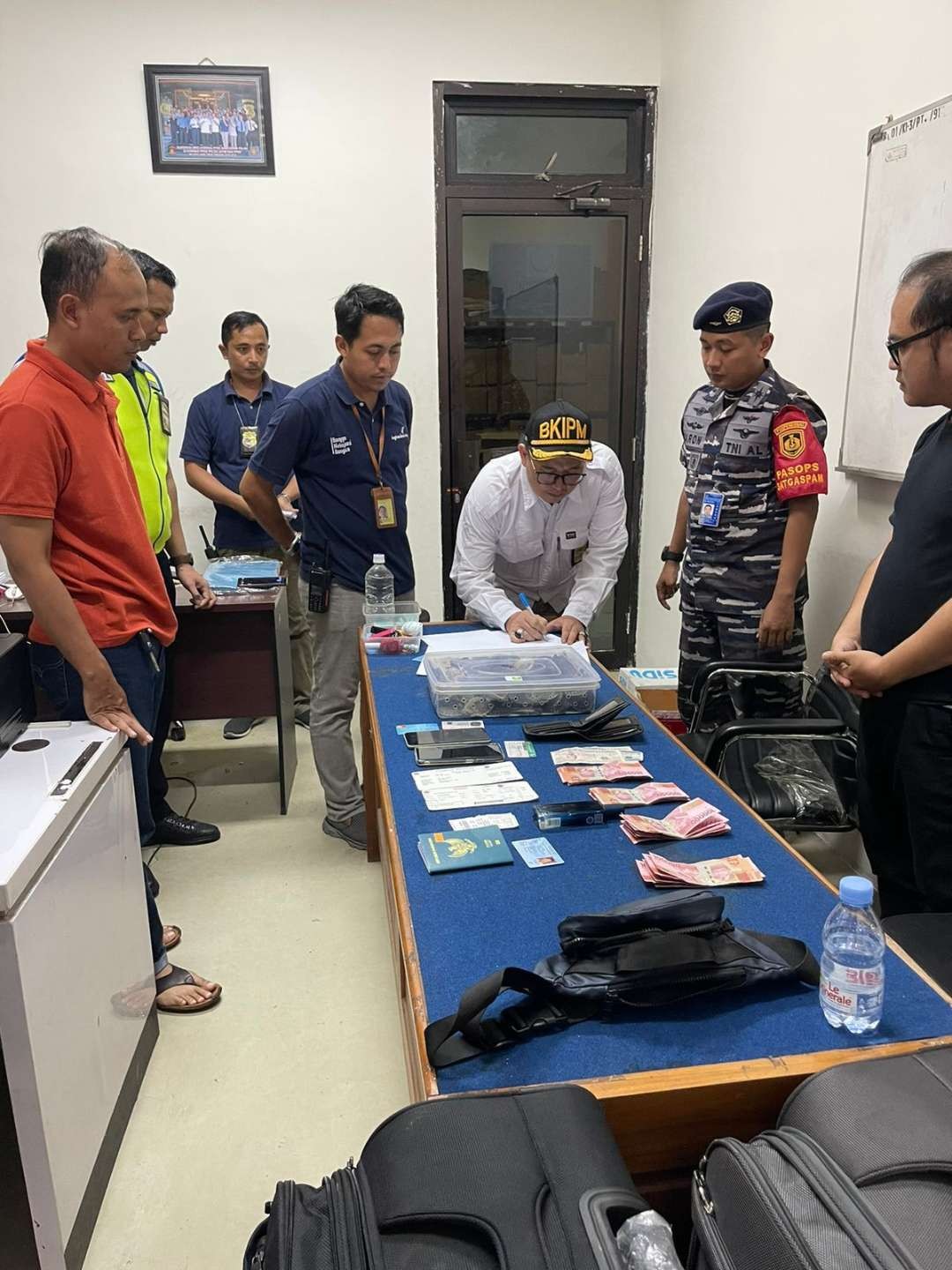 Petugas dari Kementerian Kelautan dan Perikanan (KKP) dan TNI Angkatan Laut berhasil menggagalkan aksi penyelundupan sebanyak 5.632 Labi-labi Moncong Babi di Bandara Juanda, Surabaya.  (Foto: dok. kkp.go.id)