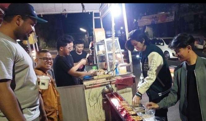 Warung sate H Oesman di kawasan Tanah Abang  Jakarta Pusat semakin ramai.  Ada varian baru gulai kepala kambing ( foto:  Asmanu Sudarso/ngopibareng.id )