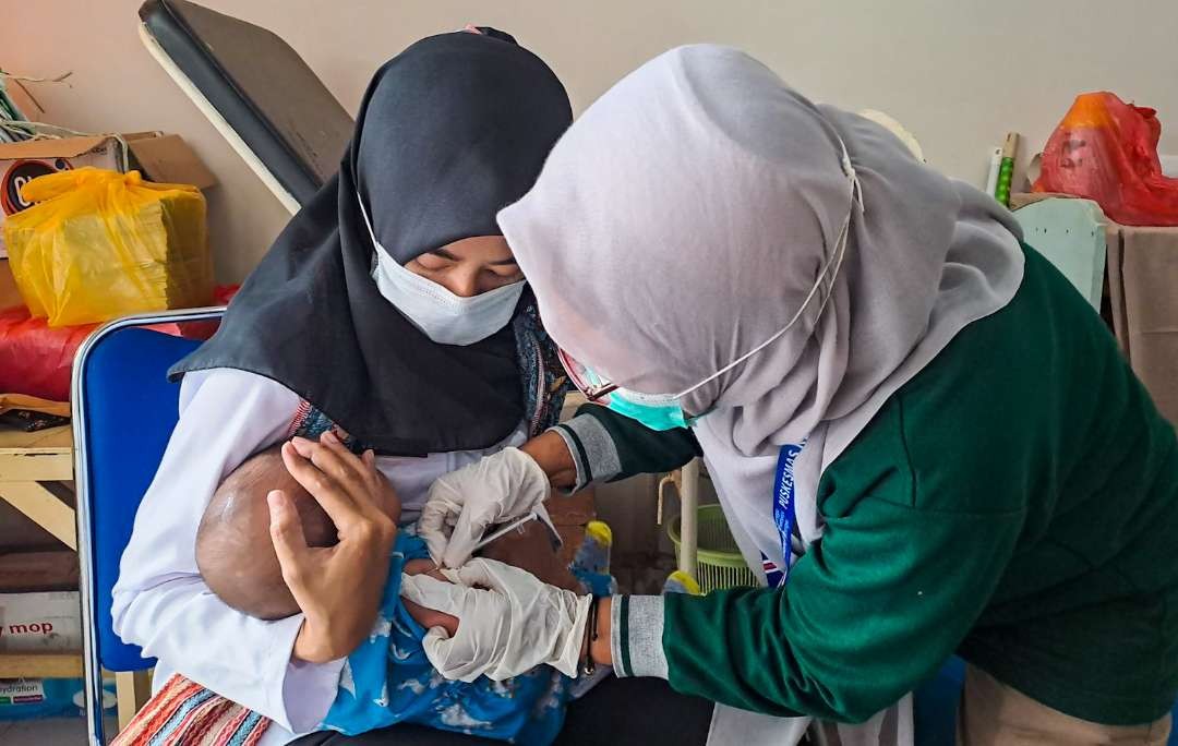 Bayi salah satu warga binaan di Rutan Perempuan Surabaya saat diimunisasi (foto :Aini/Ngopibareng.id)