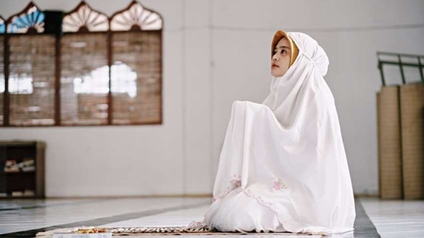 Muslimah berdoa setelah melaksanakan i'tikaf di masjid. (Foto: dok/Ngopibareng.id)