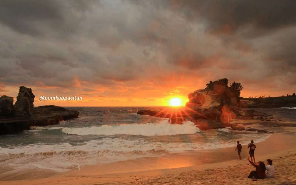 Pantai Klayar, Pacitan, pemudik di jalur selatan bisa beristirahat di wisata pantai ini. (Foto: dok. diskominfopacitan)