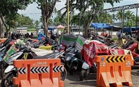 Area parkir gratis di kawasan Pelabuhan Jangkar Situbondo mulai dipadati motor pemudik Lebaran 2023 yang lebih awal pulang ke Pulau Madura.(Foto: Guido/Ngopibareng.id)