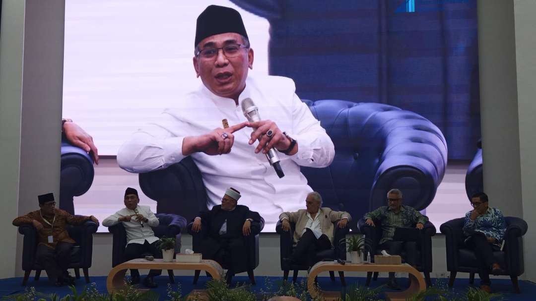 Ketua Umum PBNU K.H. Yahya Cholil Staquf atau Gus Yahya dalam "Ramadan Forum" yang bertajuk  Building Peace Between Palestine and Israel, on the Basis of Sunni Islamic Jurisprudence for a Global Civilization", di Universitas Islam Indonesia (UIII) Depok, Jawa Barat. (Foto: krn pbnu)