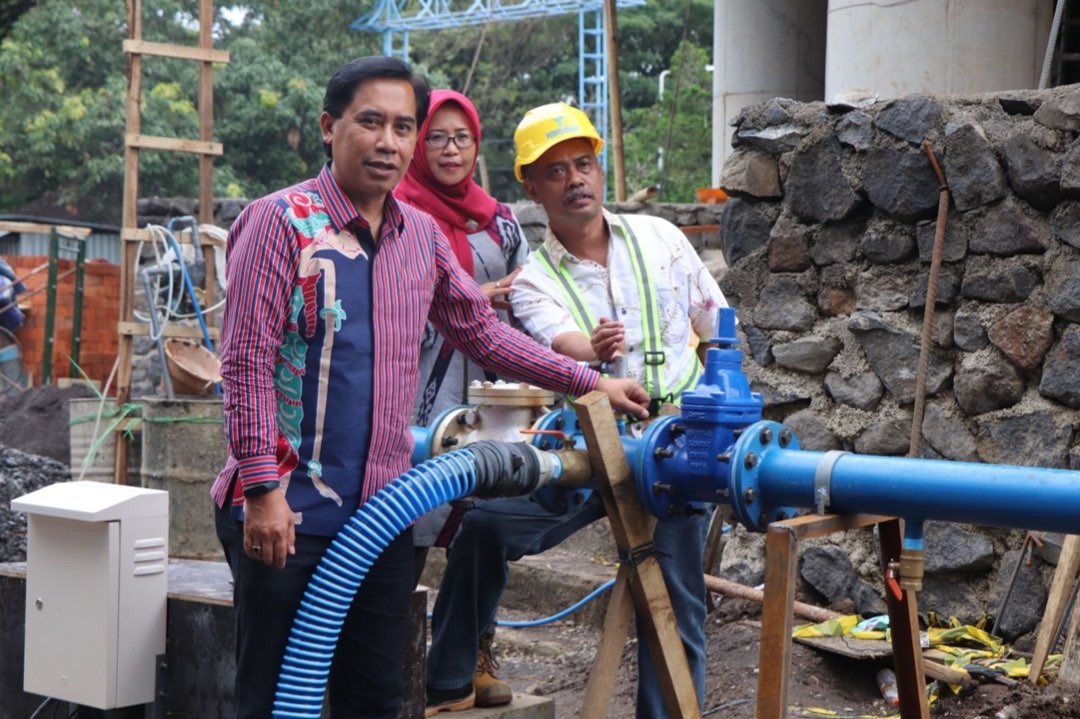 Direktur Utama Perumda Tugu Tirta Kota Malang, Nor Muhlas saat melihat persiapan reservoir di Kelurahan Tasikmadu (Foto: Perumda Tugu Tirta Kota Malang)