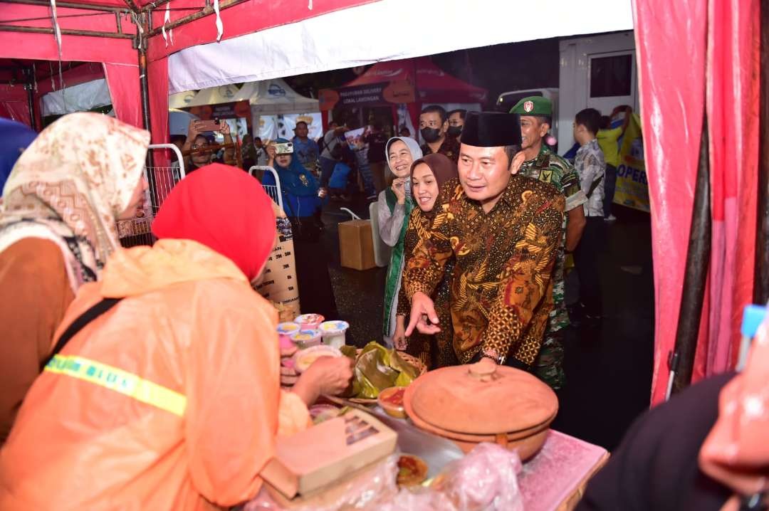 Bupati Lamongan Yuhronur Efendi membeli penganan di salah satu stan (Foto:Imron Rosidi/Ngooibareng.id)