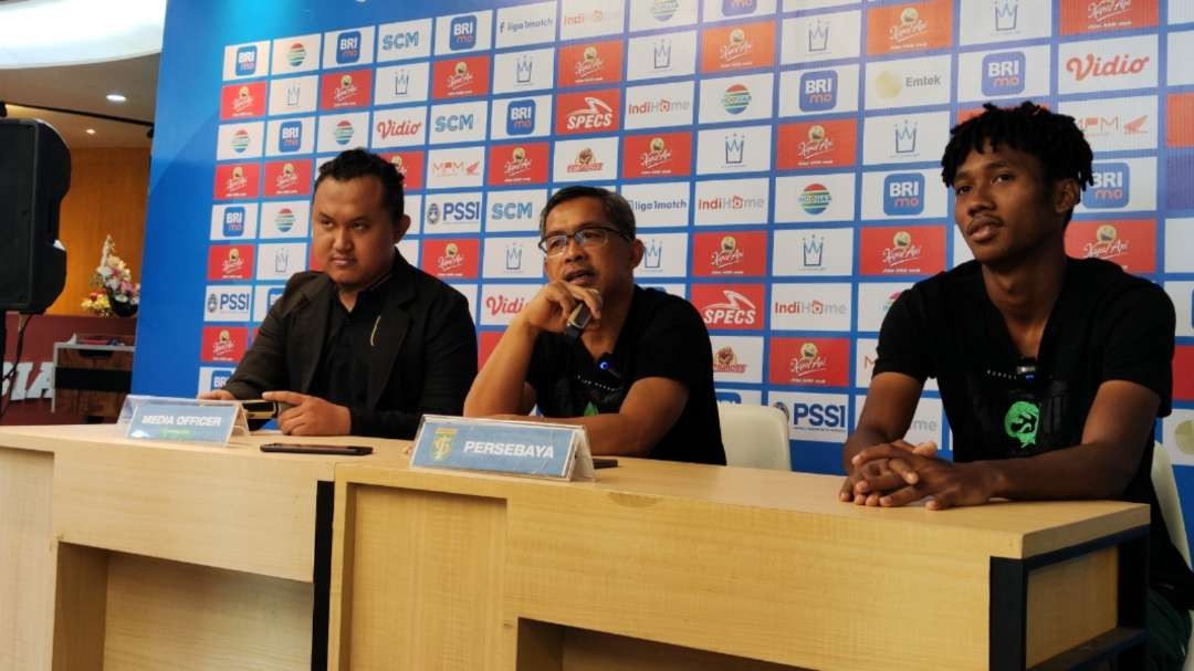 Pelatih Persebaya Aji Santoso dalam pre match press conference, Jumat 14 Februari 2023. (Foto: Fariz Yarbo/Ngopibareng.id)