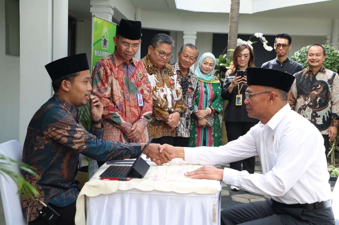 Menteri Koordinator Bidang Pembangunan Manusia dan Kebudayaan (Menko PMK) Muhadjir Effendy menyerahkan zakatnya kepada UPZ Kemenko PMK. (Foto: Anwar Hudjiono)