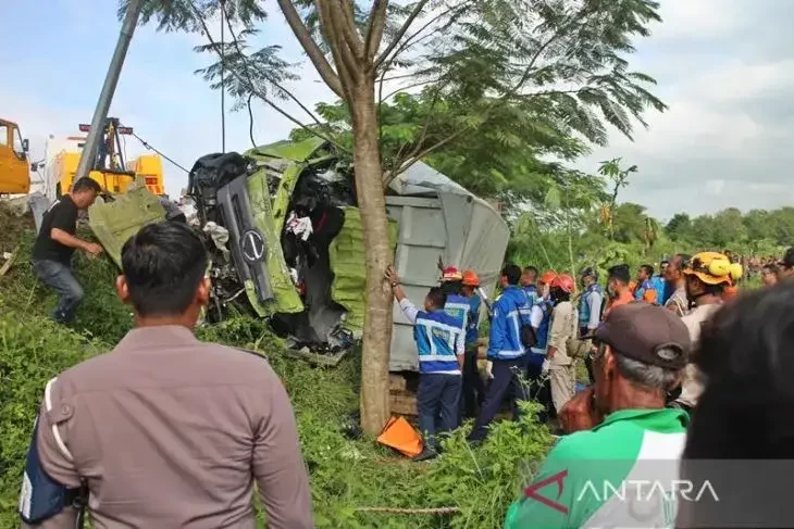 Sejumlah petugas saat melakukan evakuasi bangkai truk boks yang ditabrak dari belakang saat parkir di bahu jalan Tol Solo-Semarang atau Tol KM 487+600 Desa/Kecamatan Teras Boyolali, Jawa Tengah, Jumat (14/4/2023). (Foto: dok. Antara)