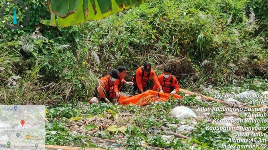 Petugas dari BPBD Bojonegoro saat mengevakuasi jenazah Mr X , mengampung di Kali Kepundung Dusun Kebon, Desa Kauman, Kecamatan Baureno, Bojonegoro pada Sabtu 15 April 2023. (Foto: dok.BPBD Bojonegoro)