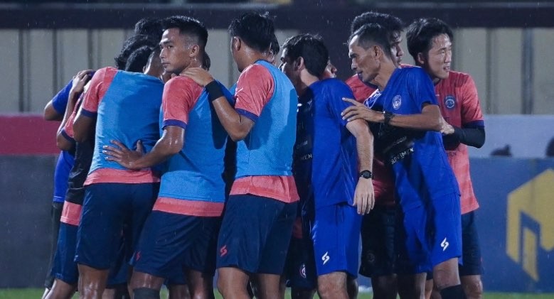 Skuat Arema FC saat menjalani laga terakhir di kompetisi Liga 1 musim 2022/2023 (Foto: Twitter/@AremafcOfficial)