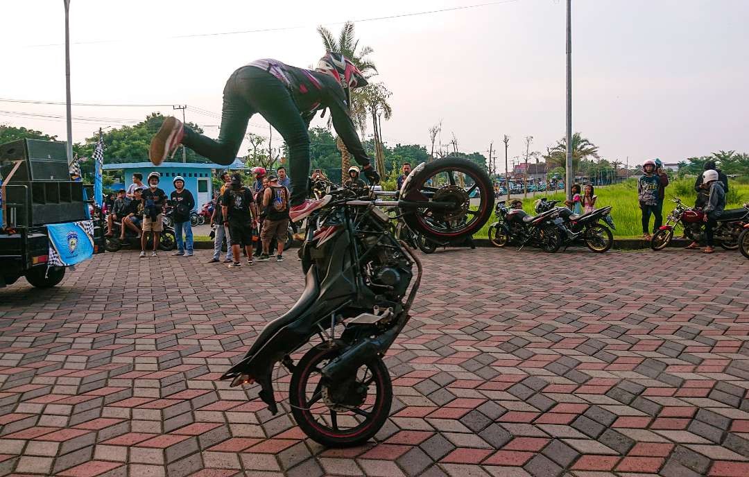 Atraksi master racing Sidoarjo sebelum  Ngabuburide berbagi takjil. (Foto: Aini Arifin/Ngopibareng.id)