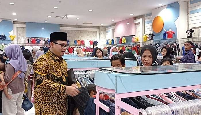 Kades Sidomulyo, Kamiludin mendampingi anak yatim saat belanja baju lebaran di Mal Roxy Jember (Foto: Rusdi/Ngopibareng.id)