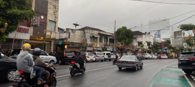 Arus kendaraan di dalam Kota Malang (Foto: Lalu Theo/Ngopibareng.id)