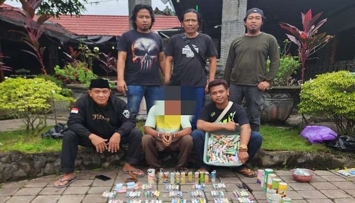 Polisi saat foto bersama tersangka dan ratusan petasan hasil produksi tersangka (Foto: Dok Satreskrim Polres Jember)