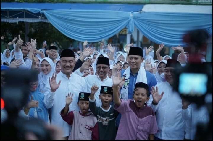 Ketua Umum Partai Demokrat, AHY menyapa santri di ponpes Assalam Bangilan Tuban Jawa Timur (Foto: dok. Istimewa)