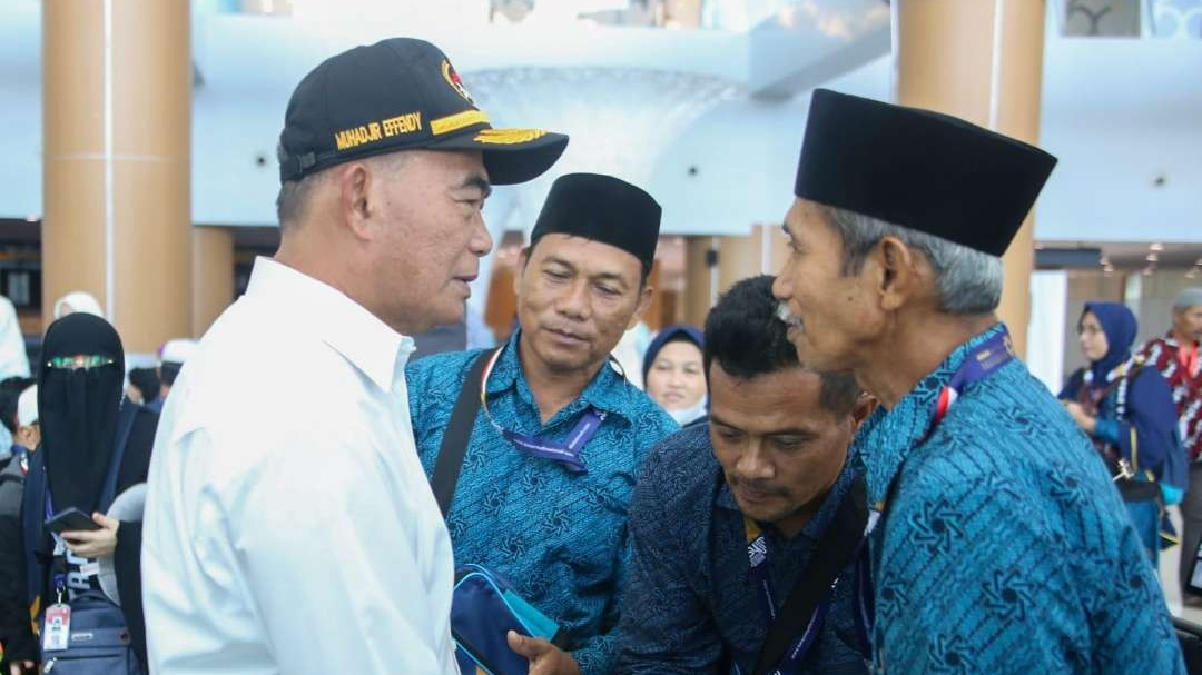 Menteri Koordinator Bidang Pembangunan Manusia dan Kebudayaan (Menko PMK) Muhadjir Effendy bersama Menteri Perhubungan (Menhub) Budi Karya Sumadi melakukan peninjauan persiapan keberangkatan umrah di Bandara Internasional Jawa Barat (BIJB). (Foto: Dok Kemenko PMK)