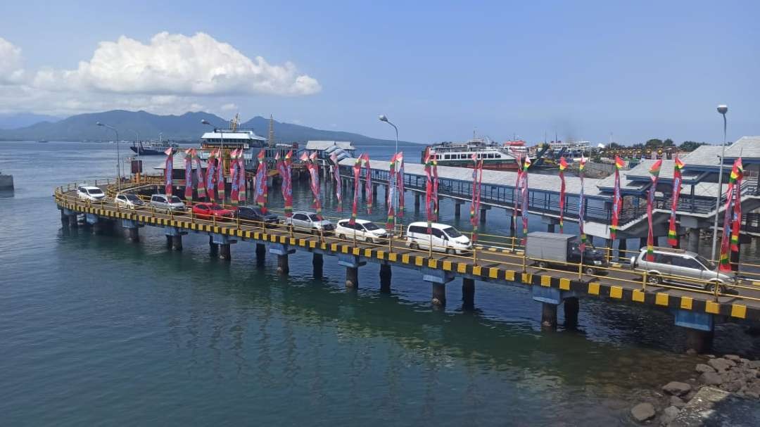 Aktivitas di pelabuhan penyeberangan Ketapang, Banyuwangi (foto: Muh Hujaini/Ngopibareng.id)