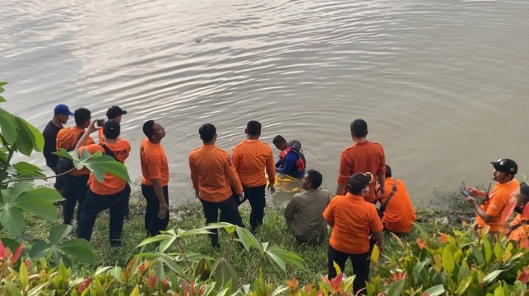 Petugas BPBD Surabaya saat tengah bertugas (Foto: Andhi Dwi/Ngopibareng.id)