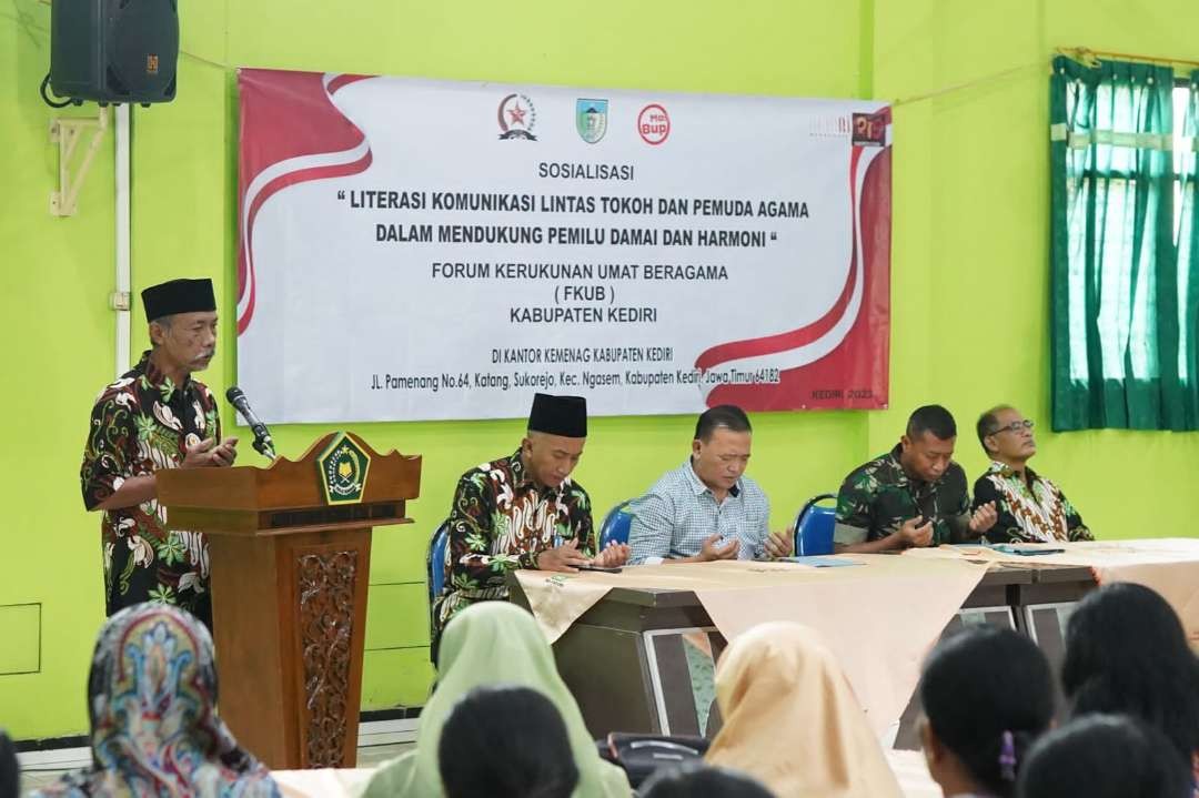 Bupati Kediri Hanindhito Himawan Pramana meminta warga terus menjaga kerukunan beragama dan tidak percaya pada berita bohong atau hoaks. (Foto: Kominfo Kabupaten Kediri).