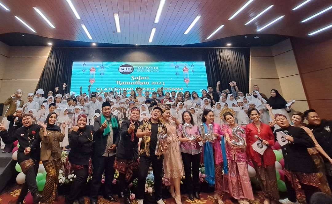 Para Master Of Ceremony (MC) di Kota Surabaya berbagi bersama anak Yatim Piatu dan Dhuafa. (Foto: Pita Sari/Ngopibareng.id)