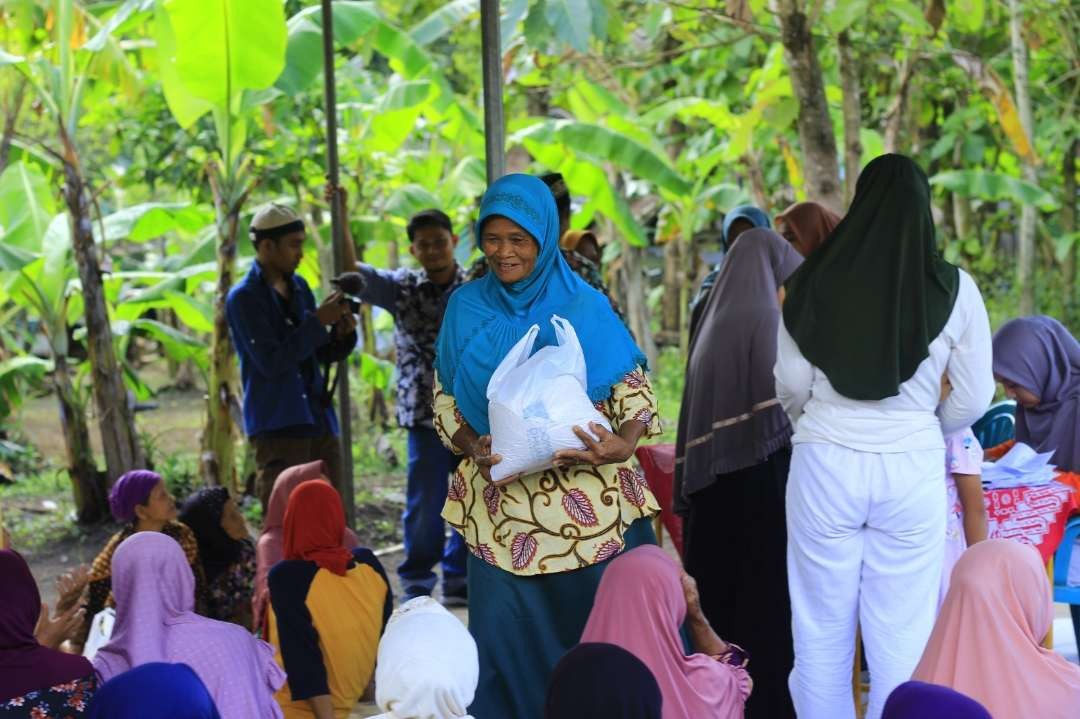 Alhamdulillah amanah zakat fitrah tahap dua dari para donatur telah tertasyarufakan kepada masyarakat Selopamiero, Imogiri, Bantul. (Foto: Dok Dompet Dhuafa)