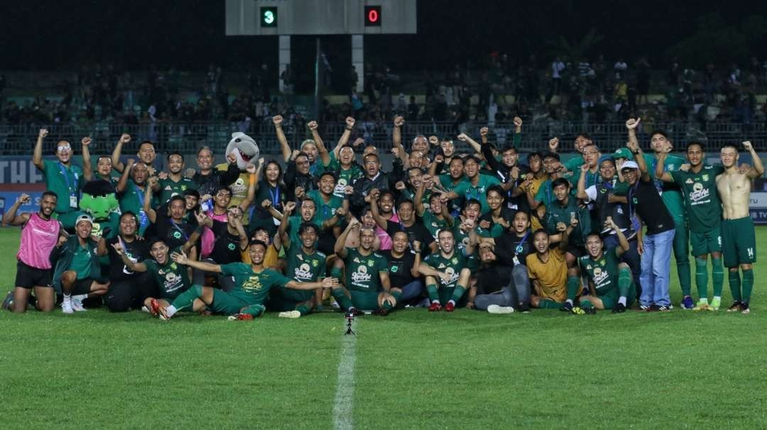 Tim Persebaya usai menutup laga terakhir dengan kemenangan atas Dewa United di Stadion Gelora Joko Samudro, Gresik, Jawa Timur, Sabtu 15 April 2023. (Foto: Fariz Yarbo/Ngopibareng.id)