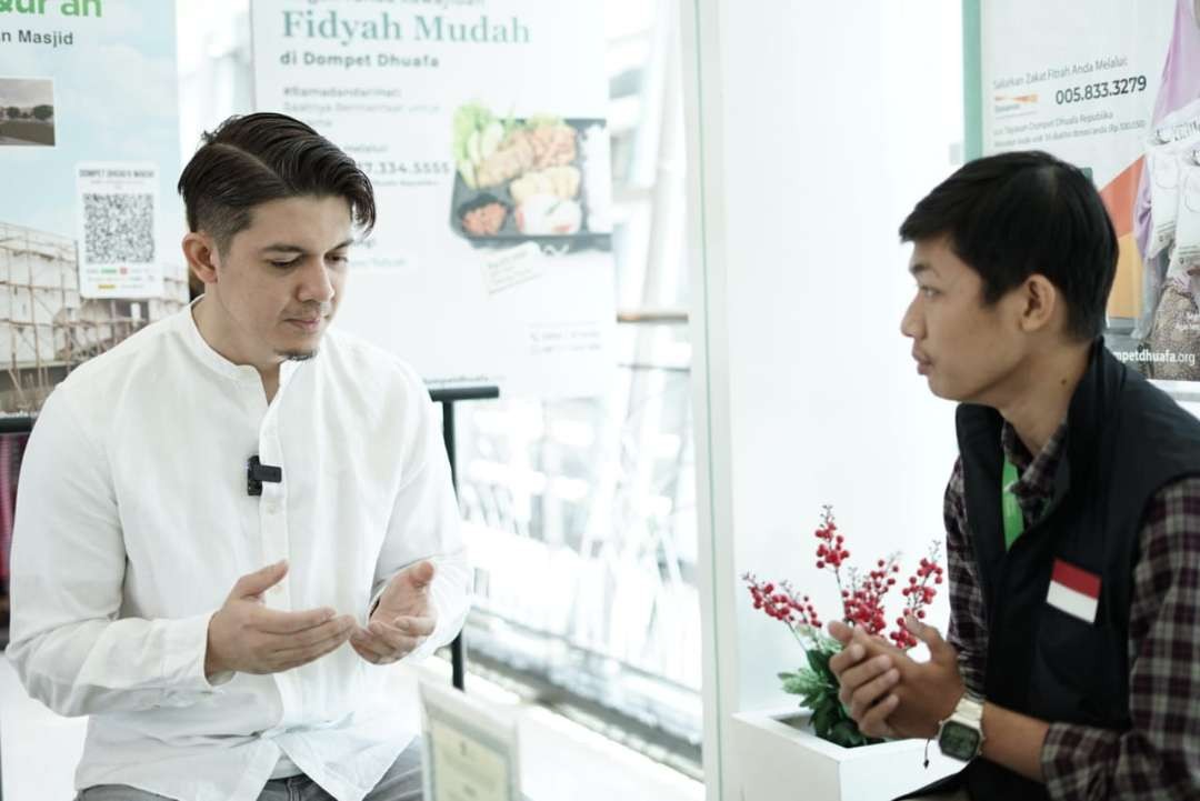 Aktor sekaligus seorang pengusaha muda, Irwansyah, mengunjungi konter Dompet Dhuafa di Pondok Indah Mall, Jakarta Selatan, pada Rabu, 12 April 2023. (Foto: Dok Dompet Dhuafa)