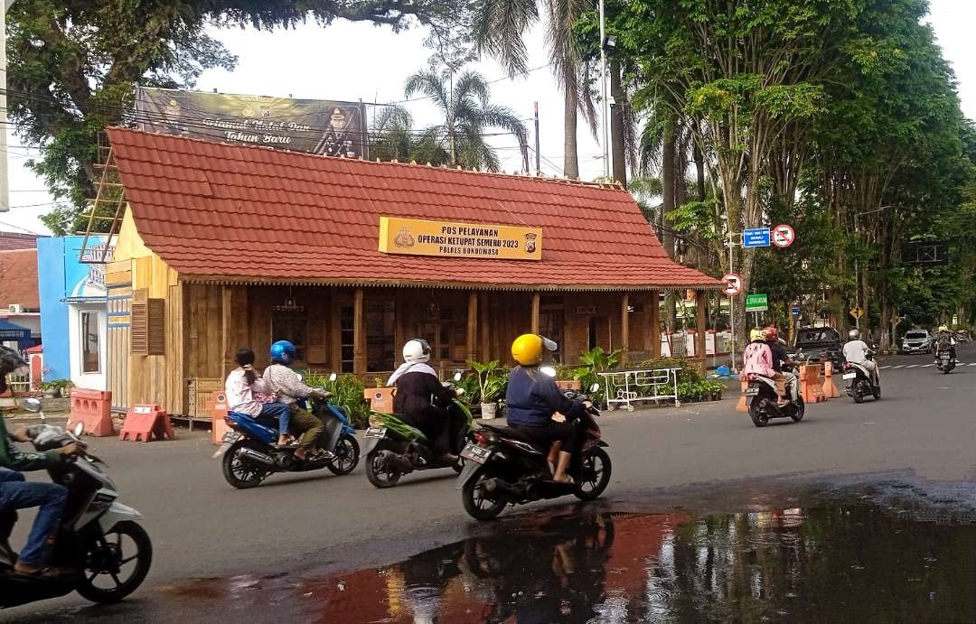 Pos Pelayanan di Kecamatan Bondowoso telah disiapkan Polres Bondowoso untuk Operasi Ketupat Semeru 2023 pada 17 April - 1 Mei 2023.(foto: Guido/ngopibareng.id)