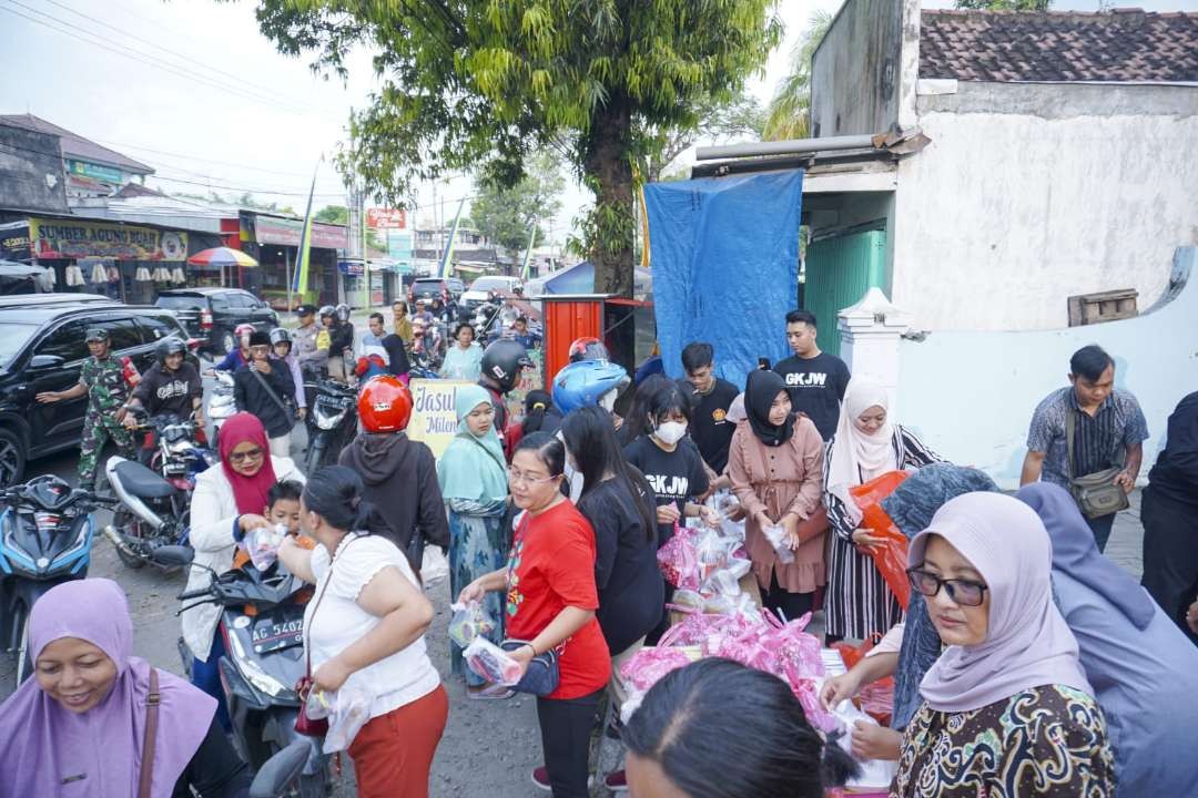 Secara swadaya Gerakan Pemuda Ansor Kediri beserta pemuda Gereja Jawi Wetan Desa Wonosari Kecamatan Grogol Kabupaten Kediri turun ke jalan (Foto: Istimewa)