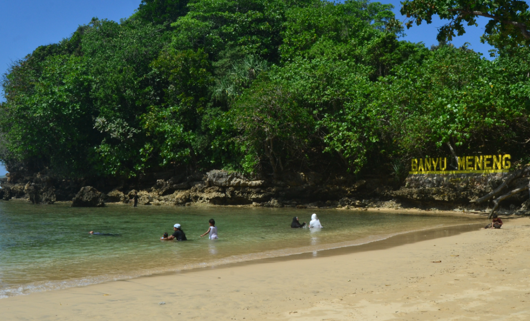 Malang Selatan menawarkan banyak pantai sebagai objek wisata yang bisa dikunjungi, di libur Lebaran 2023 tahun ini. Salah satunya, Pantai Banyu Meneng. (Foto: Dyah Ayu Pitaloka/Ngopibareng.id)