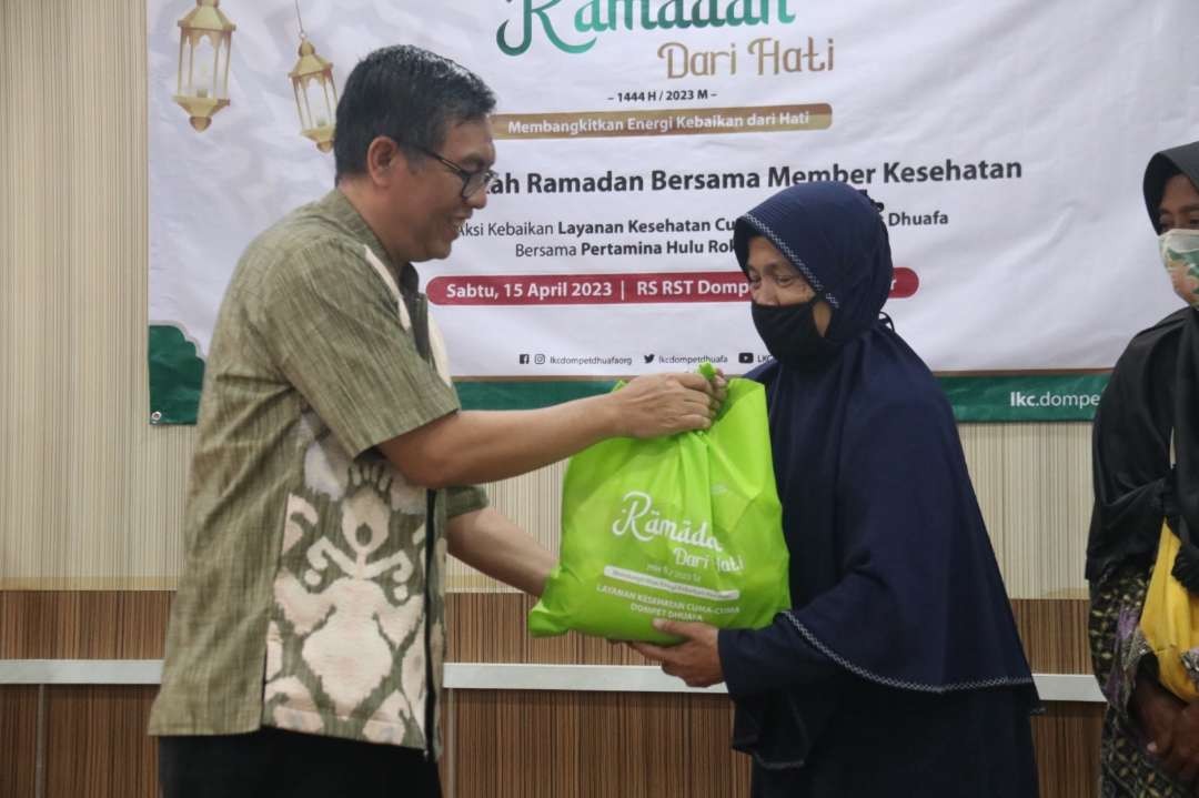 Layanan Kesehatan Cuma-Cuma Dompet Dhuafa berkolaborAksi dengan Lembaga Amil Zakat Nasional Pertamina Hulu Rokan (LazNas PHR) salurkan Parsel Ramadan. (Foto: Dompet Dhufa)