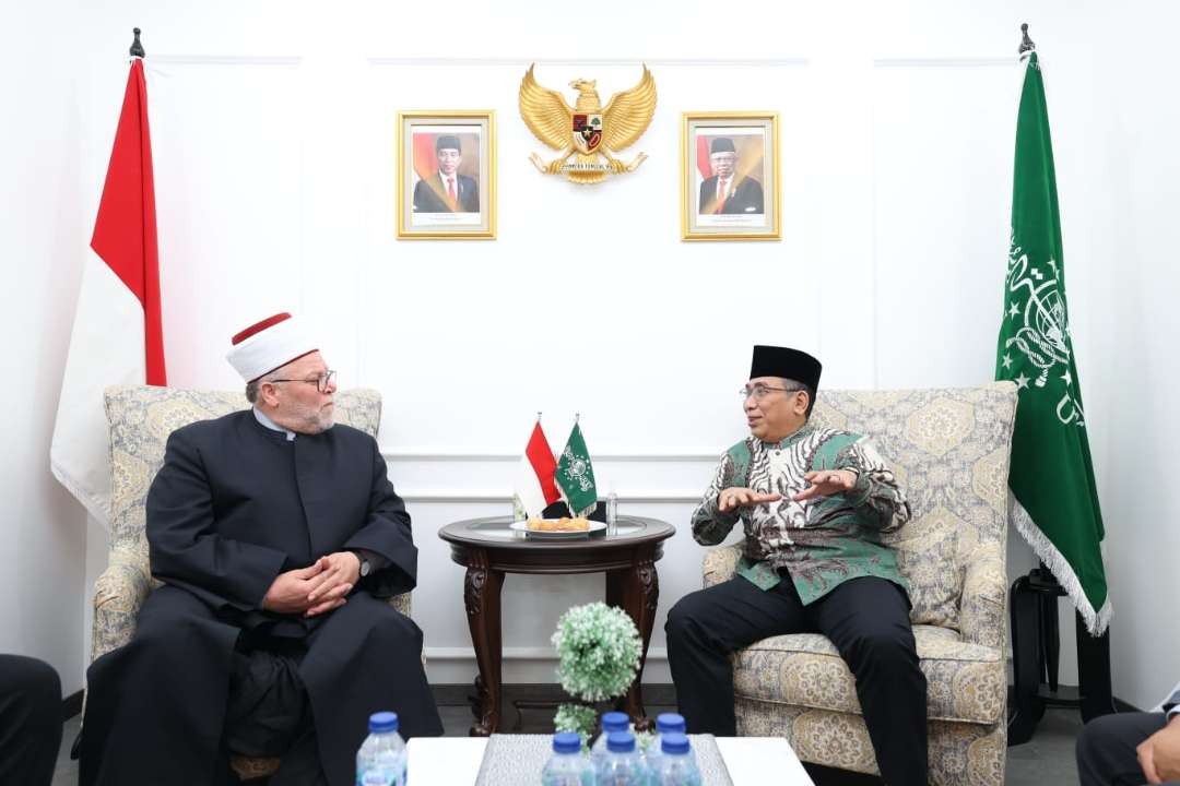 Wakil Hakim Agung Palestina Mohammed Abdalhafez Yousef Azzam dan Ketua PBNU Yahya Cholil Staquf. (Foto: LTN PBNU) .