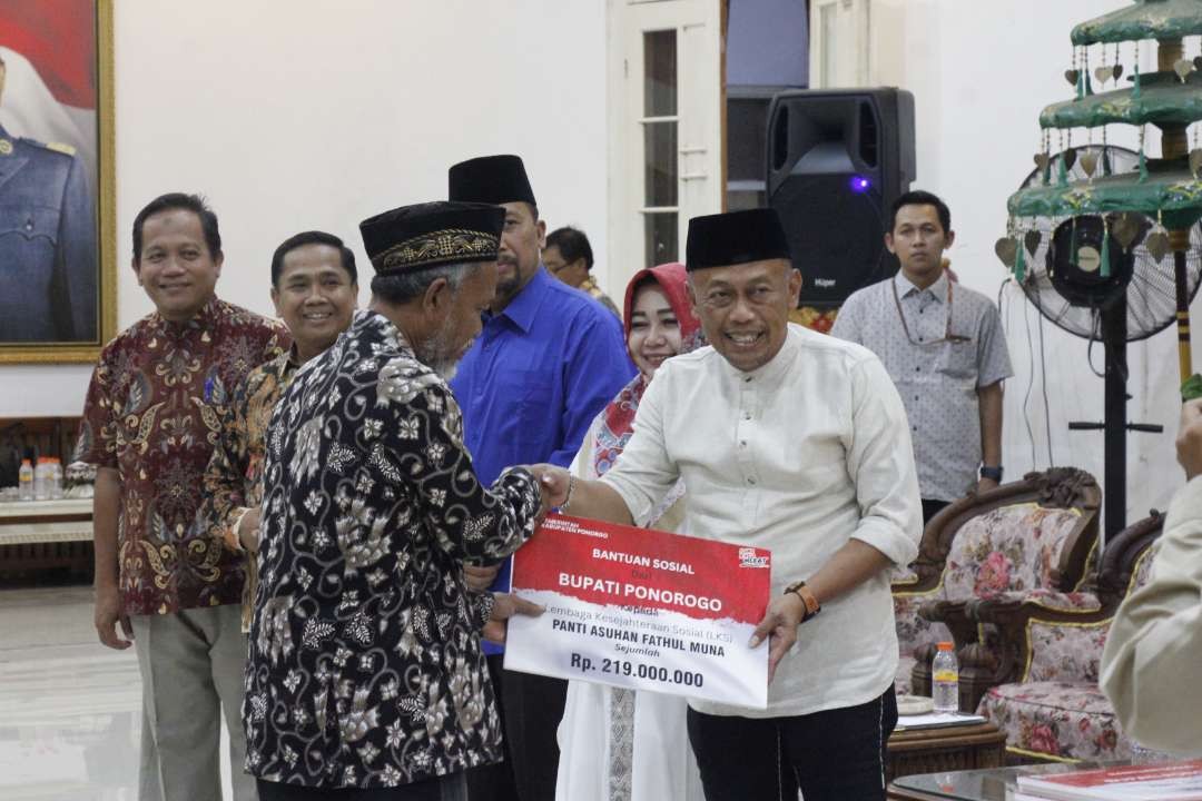 Bupati Ponorogo salurkan bantuan untuk lembaga kesehatan sosial. (Foto: Dok Pemkab Ponorogo)