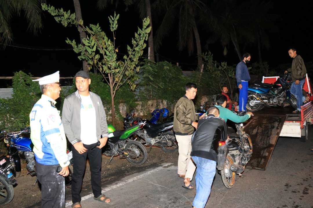 Motor yang diamankan oleh anggota Satlantas Polres Tuban dibawa ke Mapolres. (Foto: Dok. Polres Tuban)